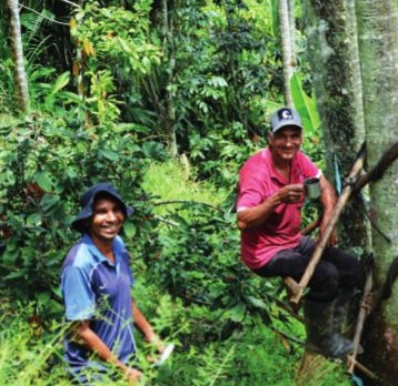 Dos cosechadores sonriendo en el cultivo